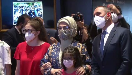 Emine Erdoğan “Tablolar Konuşuyor Dijital Resim Sergisi”ni ziyaret etti