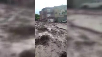 Saruhanlı'da sağanak yağış sonrası su baskınları yaşandı