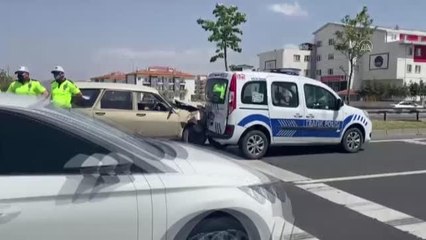 Sürücüsü "dur" ihtarına uymayan otomobil polis aracına çarptı: 1'i polis 4 yaralı