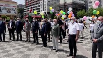 Protokol üyeleri bağımlılıkla mücadele için gökyüzüne renkli balonlar bıraktı