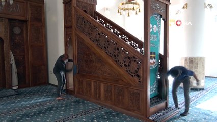 Mahalle sakinlerinden cami temizliği