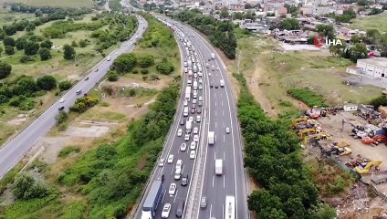 Bahçeşehir Tem otoyolunda araç takla attı, trafik kilitlendi