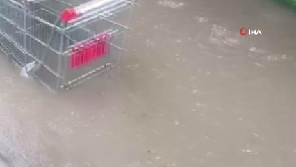 Maltepe'de etkili olan yağışlar sebebiyle işyerlerini su bastı