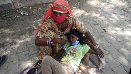 रुपये के अभाव में बीमार बच्ची को सड़क पर लेकर बैठे परिजन