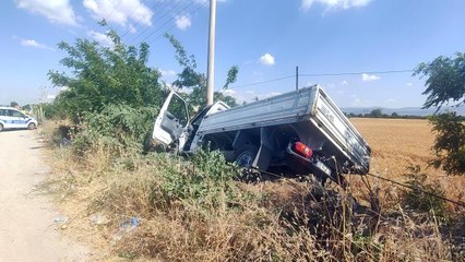 Beton direğe çarpan kamyonetin sürücüsü yaralandı