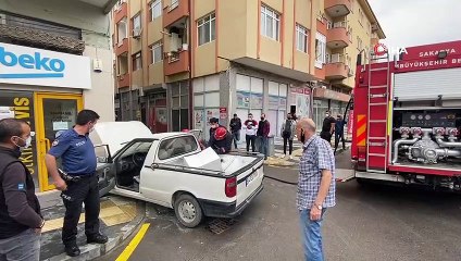 Fren yerine gaza bastı, dükkanın duvarına çarpan araç alev aldı