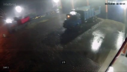 Imagens mostram quando tornado atinge barracão, em Campos Novos