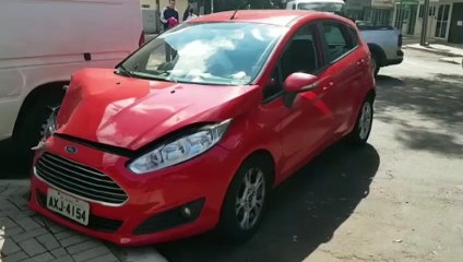 Após colidir com uma van na Rua Paraná, condutor de um Fiesta tem suspeita de fratura na mão