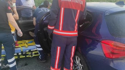 Alaşehir'de bariyerlere çarpan otomobilin sürücüsü yaralandı
