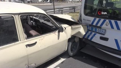 Tải video: Sahte plakalı araçla kaçan sürücü polis aracına çarptı: 1'i polis 4 yaralı