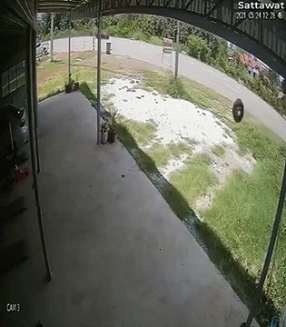 Un employé se prend une roue échappée d'un camion !