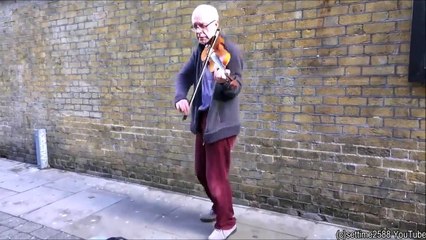 Un violoniste de rue un peu maladroit !