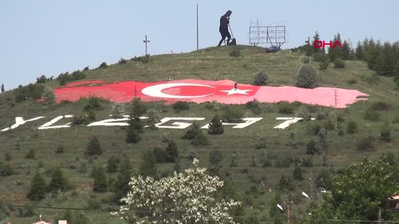 YOZGAT YOZGATLI EMEKLİ, SOLAN TÜRK BAYRAĞININ BOYASINI YENİLİYOR