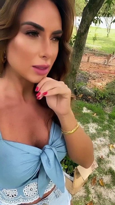 Nicole Bahls planta muda de plástico!