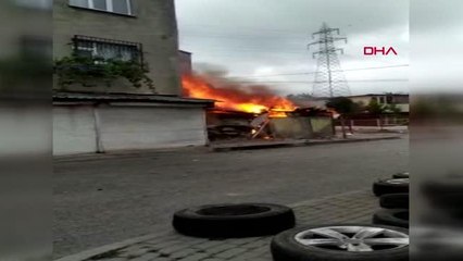 AVCILAR'DA BARAKADAKİ YANGIN BİNAYA SIÇRADI; BİNADAN ATLAYAN KİŞİ KAMERADA-1