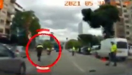 İstanbul'da bir polis, seyir halindeki motosikletlinin kaskına vurdu; görüntüler tepki topladı