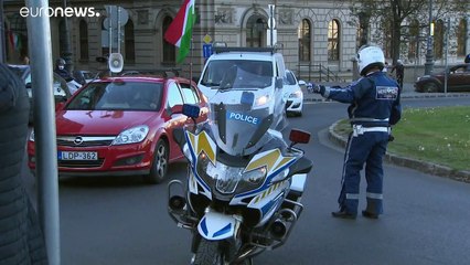 Download Video: Abgeordneter in Ungarn gärtnert aus Protest gegen Viktor Orbán