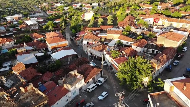 Manisa’da sel felaketi: Sel suları otomobili böyle sürükledi