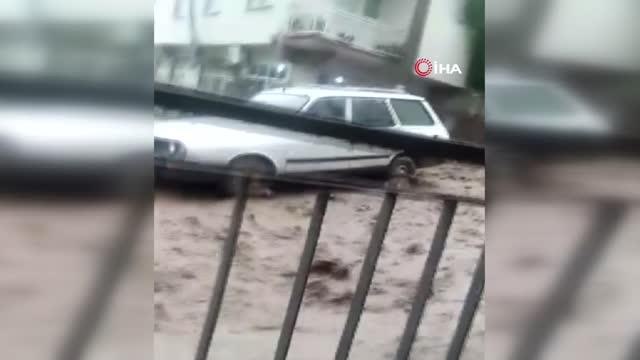 Son dakika haber... Manisa'da sel felaketi: Sel suları otomobili böyle sürükledi