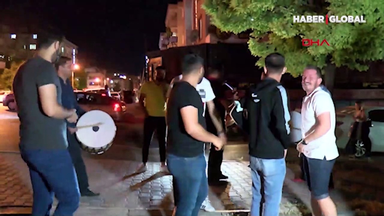 Gaziantep'te esnaftan kademeli normalleşmeye davullu zurnalı kutlama