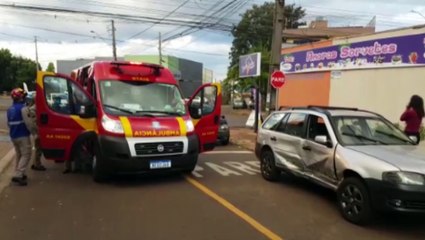 Parati e Uno se envolvem em acidente na Rua Rio da Paz, na região do Jardim Nova Cidade