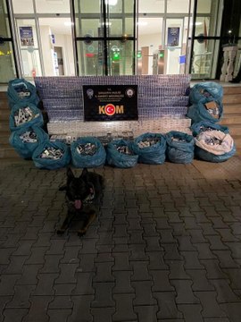 Son dakika haber... İhbar üzerine durdurulan kamyonette 10 bin 400 paket kaçak sigara ele geçirildi
