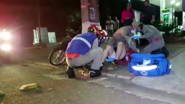 Motociclista tem suspeita de fratura na perna ao colidir contra carro na Rua Paraná, no Centro