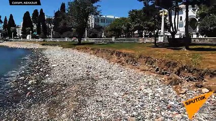 Галечная полоса в районе так называемого &apos;собачьего&apos; пляжа в центр Сухуми съедается морем