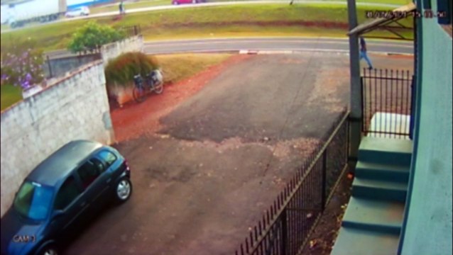 Câmera flagra ladrão furtando bicicleta que pertence a coletor de recicláveis; objeto era instrumento de trabalho