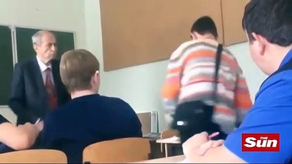 Kulaklığını çıkartan öğretmenine yumruk attı!