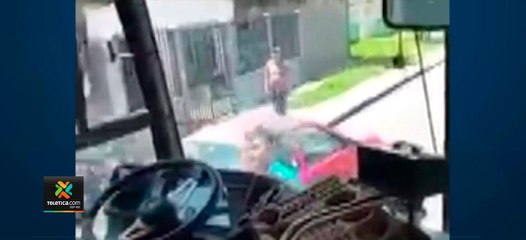 tn7-Denuncian-penalmente-a-sujeto-que-insultó-a-chofer-y-quebró-parabrisas-de-bus-310521