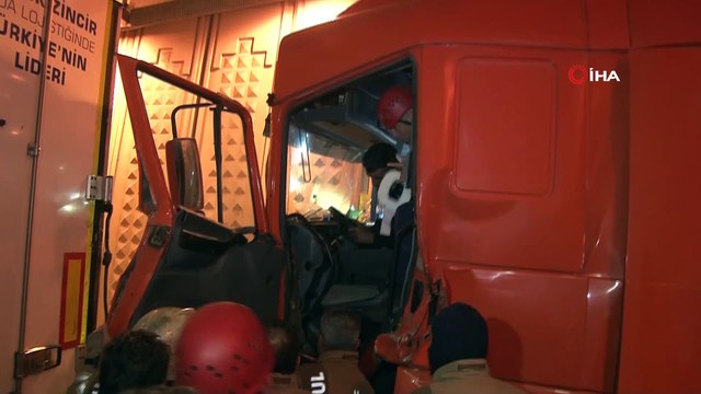 Bayrampaşa’da zincirleme kaza: Sıkışan tır sürücüsünü itfaiye ekipleri kurtardı
