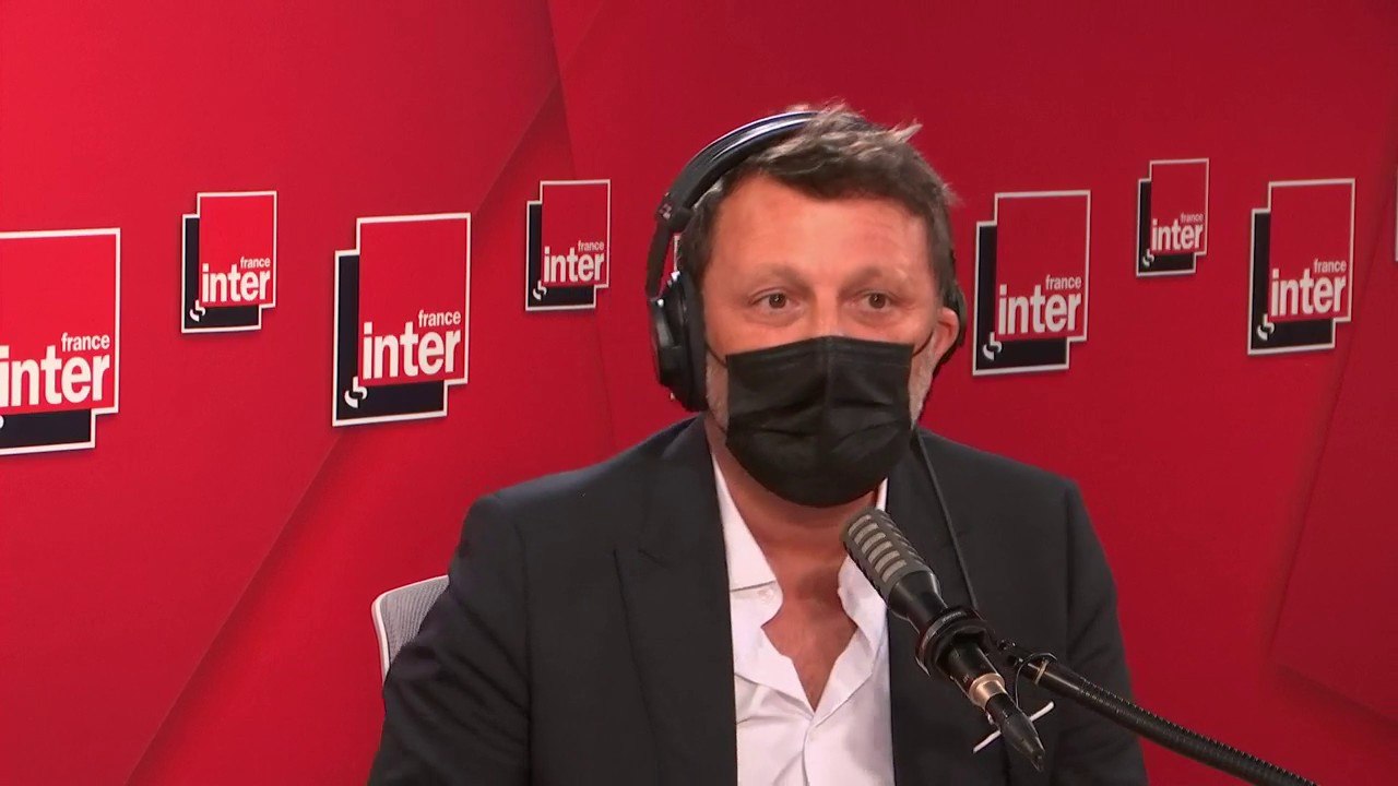 Arthur : "La radio, c'est un média qu'on écoute seul. Je connais très peu de gens qui s'assoient le matin et disent "Venez les enfants, on va écouter France Inter" ! Il y a une relation charnelle à la voix, c'est la plus grosse bêtise qui soit de filmer."