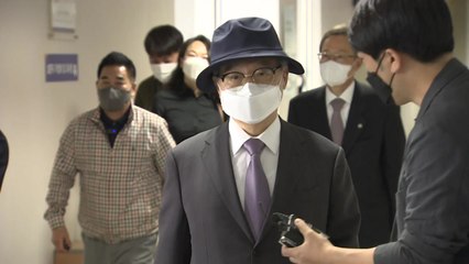 성추행 사건 오거돈 전 부산시장 재판 첫 출석..."피해자와 시민께 거듭 사과" / YTN