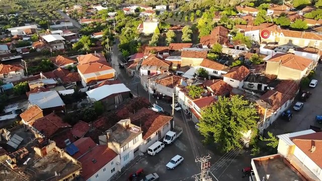 Manisa’da sel felaketi: Sel suları otomobili böyle sürükledi