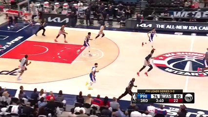 Un spectateur des Wizards entre sur le terrain en plein match !