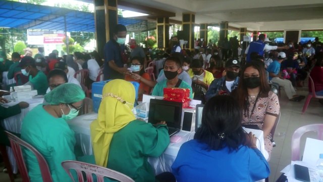 Warga Ambon Antusias Ikuti Program Vaksinasi Covid-19 Massal