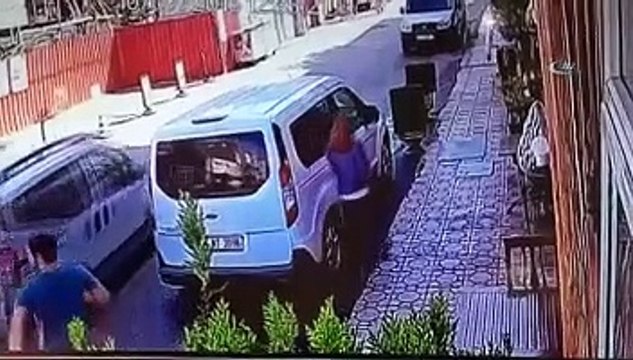 El frenini çekmeyi unuttuğu aracını bakın nasıl kurtardı!