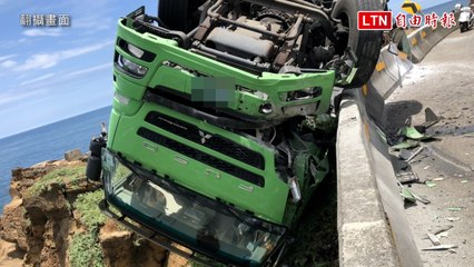 台2線貨櫃車撞毀護欄180度翻覆！車頭懸空駕駛爬窗急逃(翻攝畫面)