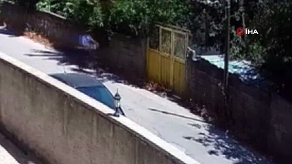 Güpegündüz demir kapı hırsızlığı kamerada