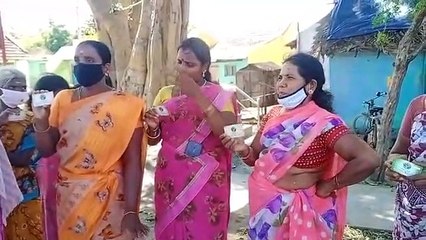 டோக்கன் கொடுத்தீங்க.. அதிமுகவுக்கு ஓட்டு போட்டோம்.. மளிகை சாமான் வரல.. போராட குவிந்த பெண்கள்