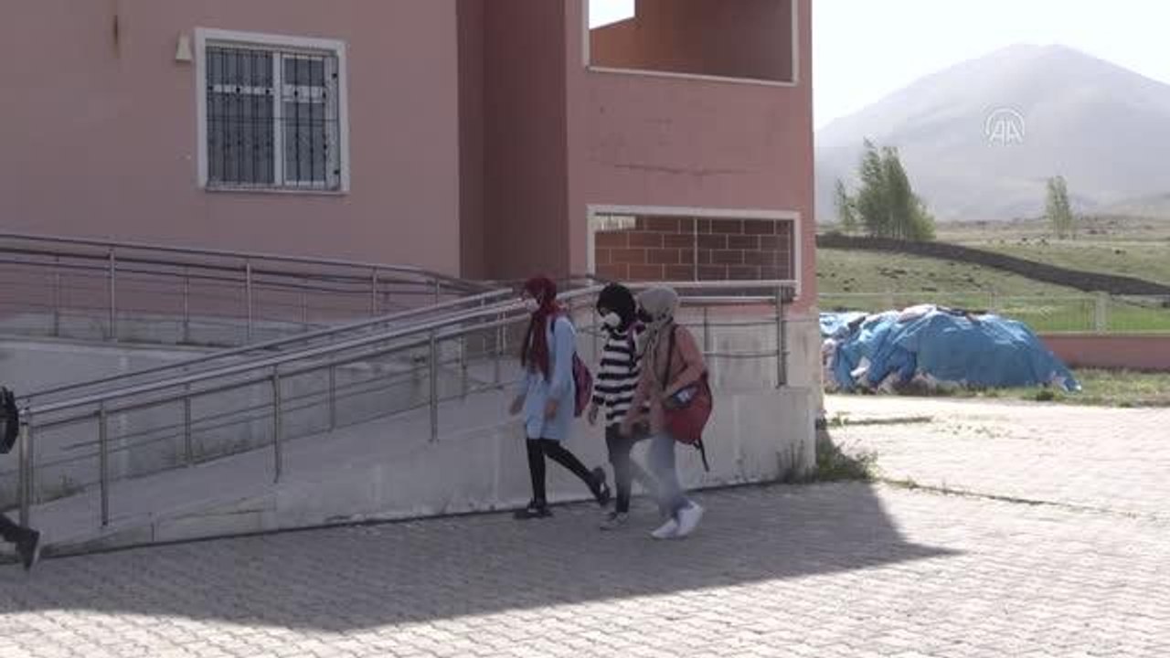İlkokul öğrencileri okullarına yeniden kavuşmanın sevincini yaşadı