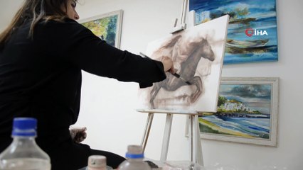 Kendini sanata adadı, evinin garajını resim galerisine çevirdi