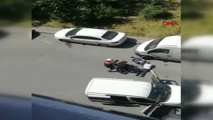 Polis, yere dökülen uyuşturucuyu süpürge ile topladı