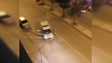 Polislere bıçakla saldıran şahıs dehşet saçtı...O anlar kamerada