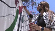 لوحات فنية على ركام المباني المدمرة في الحرب الأخيرة على غزة