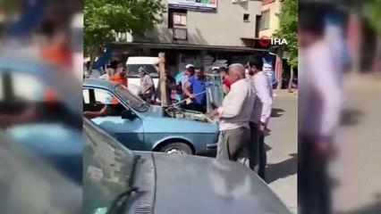 Otomobile giren yılanı vatandaşlar çıkardı