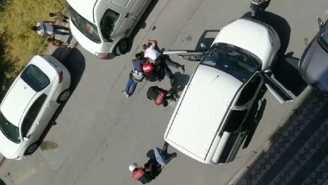 Polis yere dökülen uyuşturucuyu süpürge ve kürek ile topladı