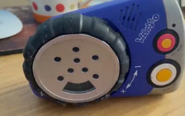 Il retrouve un vieux réveil où la voix de sa défunte mère est enregistrée