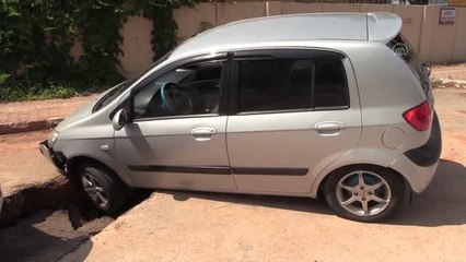 Asfalt yolda oluşan çökmede bir araç zarar gördü